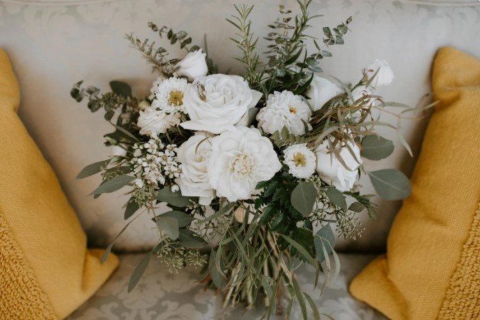 Flower Delivery Etiquette: When to Send Flowers and What to Include